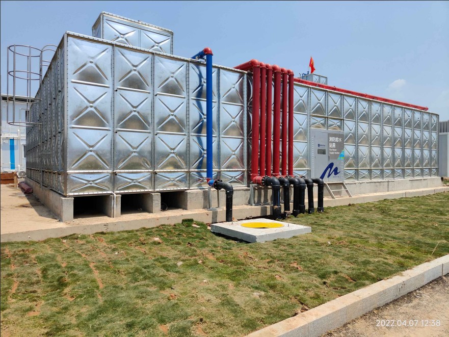How can large modular water tanks effectively prevent water leakage and contamination?